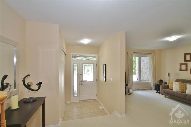 182 Lanark Avenue, Townhouse with 3 bedrooms, 3 bathrooms and 4 parking in Ottawa ON | Image 3
