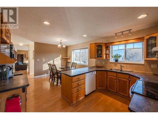 14415 Latimer Avenue, House detached with 5 bedrooms, 2 bathrooms and 1 parking in Summerland BC | Image 3