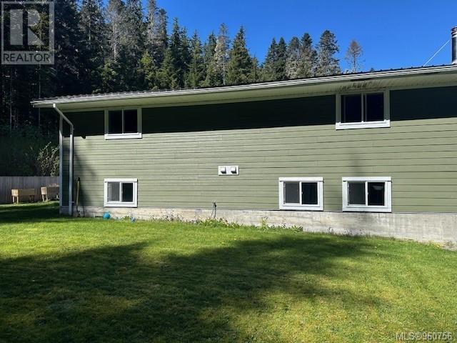 8385 Marlboro Rd, House detached with 3 bedrooms, 2 bathrooms and 4 parking in Port Hardy BC | Image 3