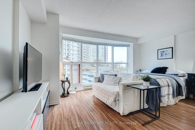 903 - 77 Harbour Sq, Condo with 0 bedrooms, 1 bathrooms and 1 parking in Toronto ON | Image 12