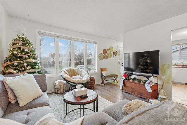 25 Shouldice Crescent, Home with 4 bedrooms, 2 bathrooms and 2 parking in Ottawa ON | Image 4