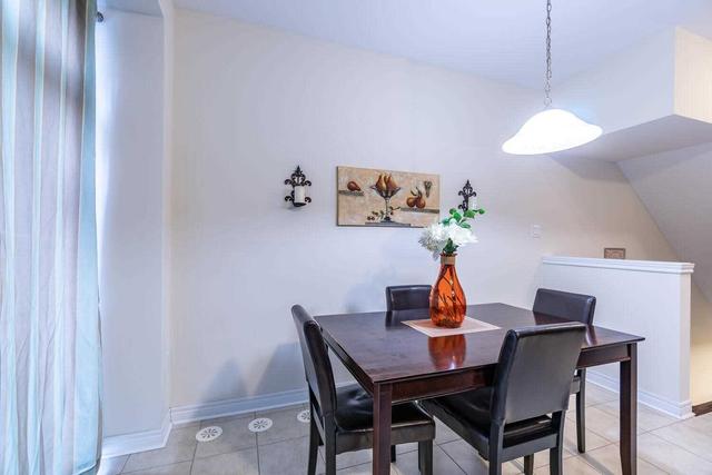 20 Cedar Lake Cres, Townhouse with 3 bedrooms, 3 bathrooms and 2 parking in Brampton ON | Image 4