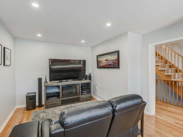 207 Woodley Cres, House attached with 2 bedrooms, 2 bathrooms and 3 parking in Milton ON | Image 5