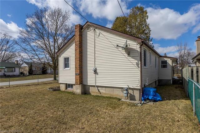 906 St. Mary's Street, House detached with 2 bedrooms, 1 bathrooms and null parking in Peterborough ON | Image 39