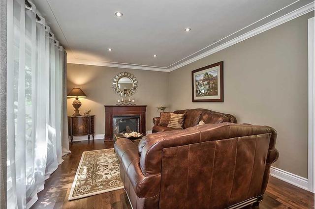 1335 Avon Cres, House detached with 2 bedrooms, 2 bathrooms and 6 parking in Oakville ON | Image 5