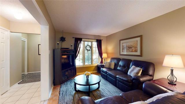 54 Tumbleweed Crt, House attached with 3 bedrooms, 3 bathrooms and 5 parking in Vaughan ON | Image 2