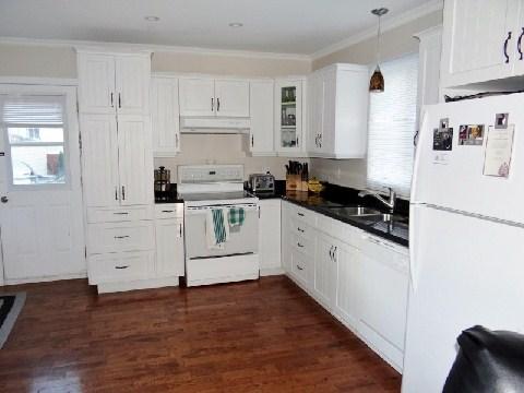 1204 Cumberland St, House detached with 2 bedrooms, 1 bathrooms and 5 parking in Cornwall ON | Image 3