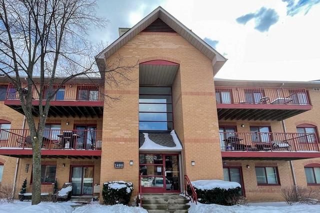 1480 Pilgrims Way, Condo with 2 bedrooms, 1 bathrooms and 1 parking in Oakville ON | Card Image