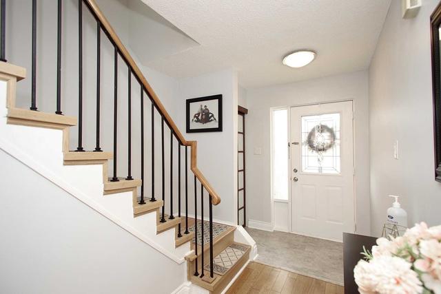 542 Priddle Rd, Townhouse with 3 bedrooms, 2 bathrooms and 2 parking in Newmarket ON | Image 7