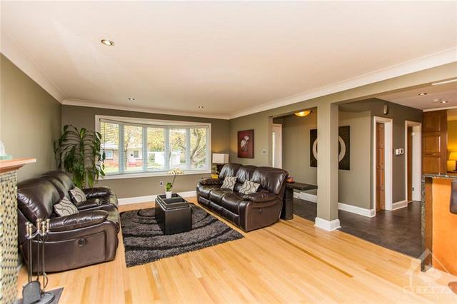 152 Mountbatten Avenue, House detached with 4 bedrooms, 3 bathrooms and 4 parking in Ottawa ON | Image 5