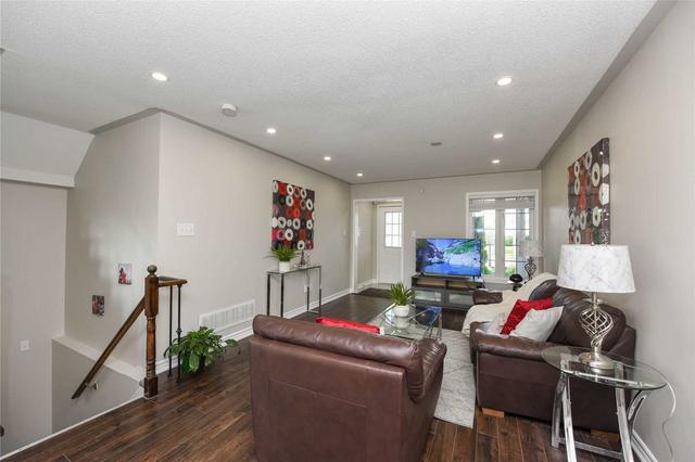 7401 Magistrate Terr, House attached with 3 bedrooms, 4 bathrooms and 4 parking in Mississauga ON | Image 3