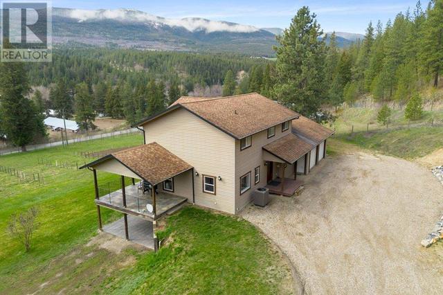 2457 Salmon River Road, House detached with 6 bedrooms, 3 bathrooms and 2 parking in Columbia Shuswap D BC | Image 2