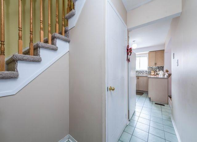 34 Brisbane Crt, Townhouse with 3 bedrooms, 3 bathrooms and 1 parking in Brampton ON | Image 2