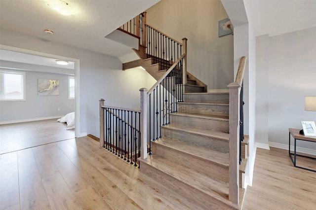 3034 Eighth Line, House attached with 4 bedrooms, 3 bathrooms and 2 parking in Oakville ON | Image 7
