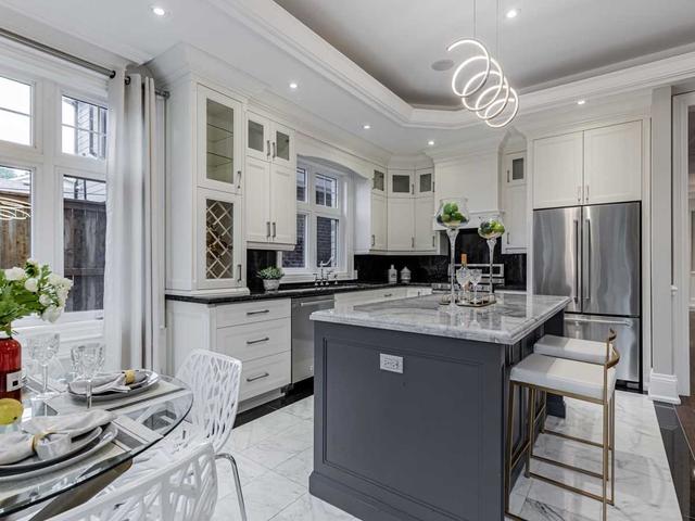 23 Chilton Rd, House detached with 4 bedrooms, 5 bathrooms and 3 parking in Toronto ON | Image 4