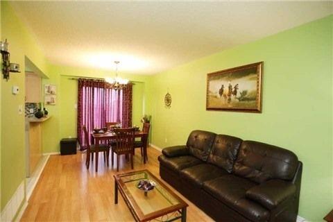 34 Brisbane Crt, Townhouse with 3 bedrooms, 3 bathrooms and 1 parking in Brampton ON | Image 4