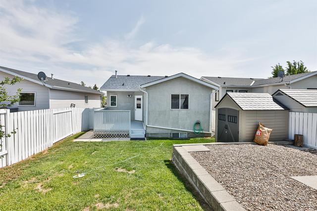 63 Athabasca Road W, House detached with 4 bedrooms, 2 bathrooms and 2 parking in Lethbridge AB | Image 3