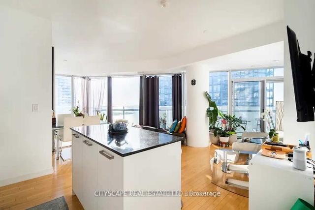 5602 - 12 York St, Condo with 2 bedrooms, 2 bathrooms and 1 parking in Toronto ON | Image 9
