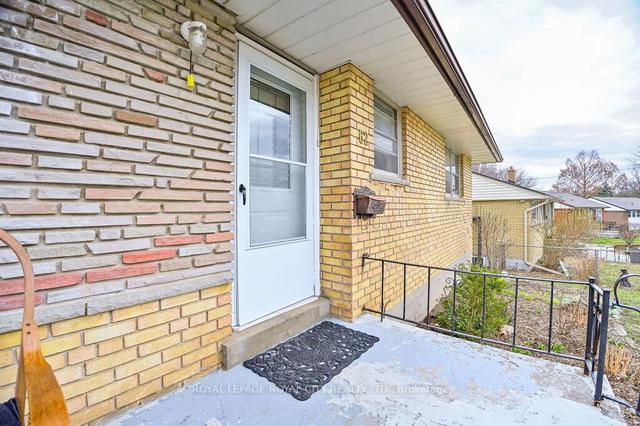 62 Dumbarton St, House detached with 3 bedrooms, 2 bathrooms and 5 parking in Guelph ON | Image 3