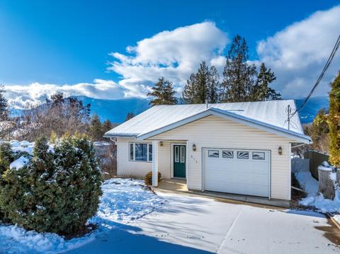 615 6 Avenue, House detached with 3 bedrooms, 3 bathrooms and null parking in Creston BC | Card Image