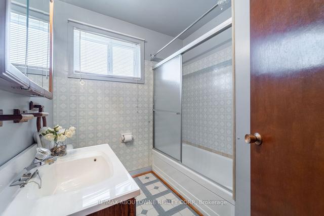 1284 Warwick Ave, House detached with 3 bedrooms, 2 bathrooms and 4 parking in Oakville ON | Image 8