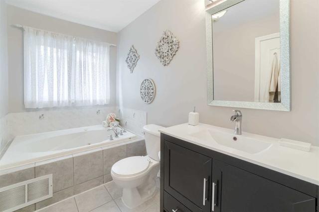 10 Daniel Reaman Cres, House attached with 3 bedrooms, 3 bathrooms and 3 parking in Vaughan ON | Image 9
