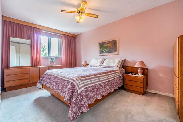 32 Carisbrooke Crt, Townhouse with 3 bedrooms, 2 bathrooms and 2 parking in Brampton ON | Image 8