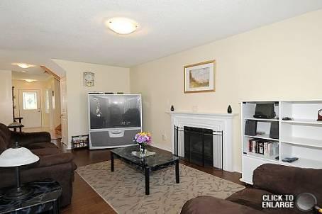 8 Topaz Crt, House detached with 3 bedrooms, 3 bathrooms and 3 parking in Vaughan ON | Image 3