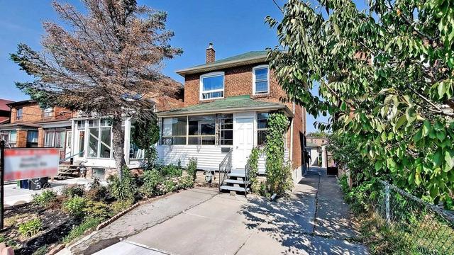 651 Vaughan Rd, House detached with 3 bedrooms, 2 bathrooms and 4 parking in Toronto ON | Image 1