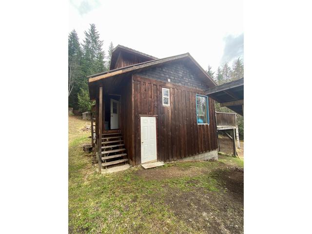 7148 Graham Road, House detached with 2 bedrooms, 1 bathrooms and null parking in Central Kootenay H BC | Image 18