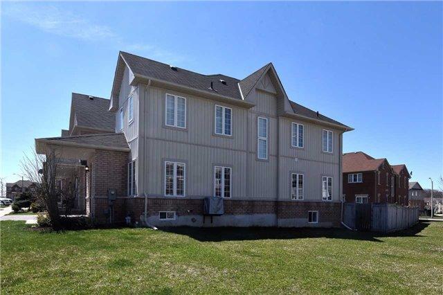 113 Dovetail Dr, House attached with 3 bedrooms, 3 bathrooms and 2 parking in Richmond Hill ON | Image 2