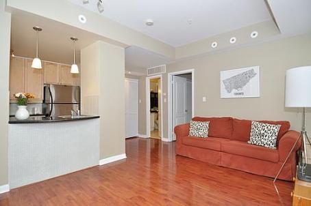 th10 - 78 Carr St, Townhouse with 2 bedrooms, 2 bathrooms and 1 parking in Toronto ON | Image 3