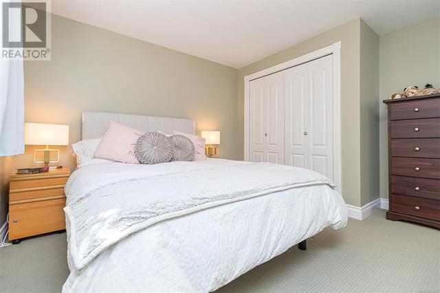 924 Deal St, House detached with 4 bedrooms, 4 bathrooms and 5 parking in Oak Bay BC | Image 44