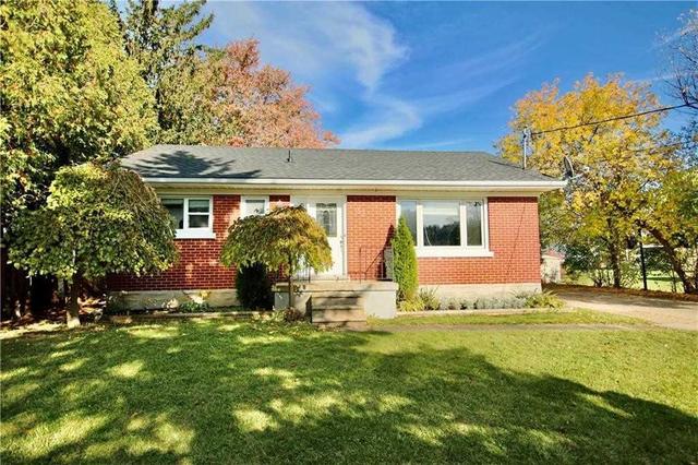 33 Daniel Ave, House detached with 2 bedrooms, 2 bathrooms and 5 parking in Kitchener ON | Image 1