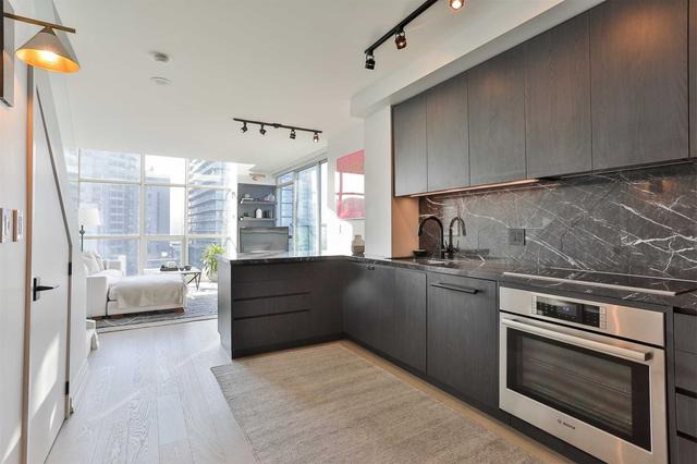 lph19 - 36 Blue Jays Way, Condo with 2 bedrooms, 2 bathrooms and 1 parking in Toronto ON | Image 2