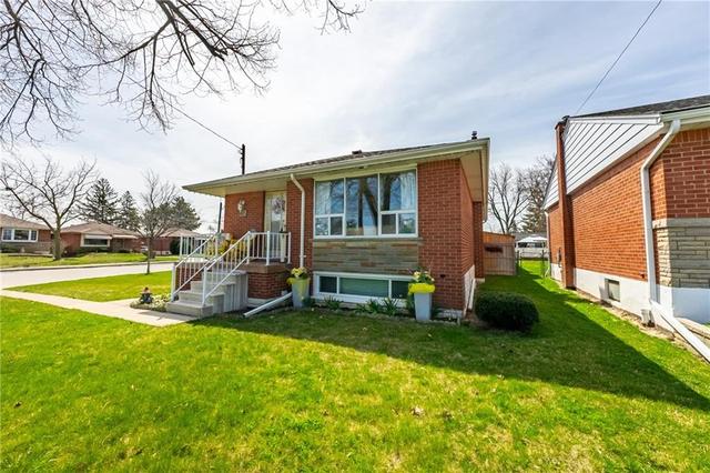 814 Tenth Avenue, House detached with 3 bedrooms, 2 bathrooms and 2 parking in Hamilton ON | Image 2