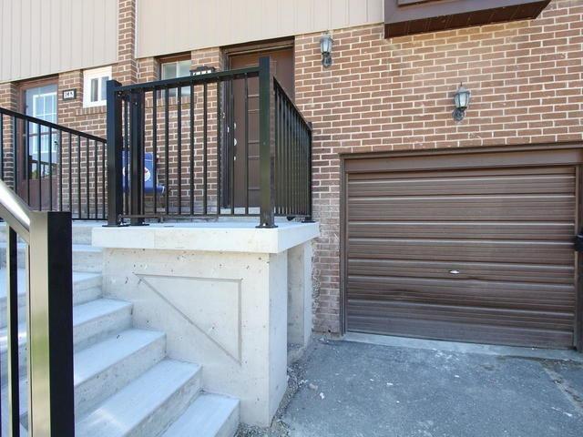 144 Moregate Cres, Townhouse with 3 bedrooms, 2 bathrooms and 2 parking in Brampton ON | Image 3