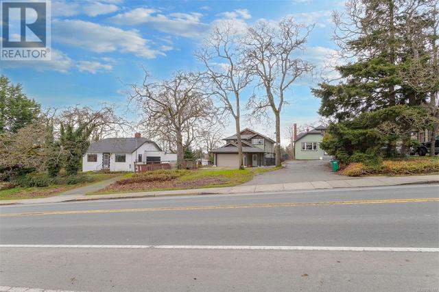988 Cloverdale Ave, House detached with 3 bedrooms, 1 bathrooms and 2 parking in Saanich BC | Image 1