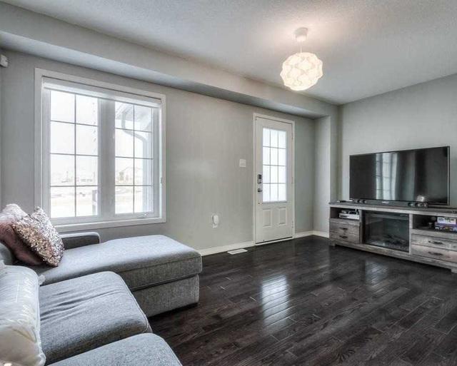 423 Rossland Rd E, House attached with 3 bedrooms, 3 bathrooms and 3 parking in Ajax ON | Image 2