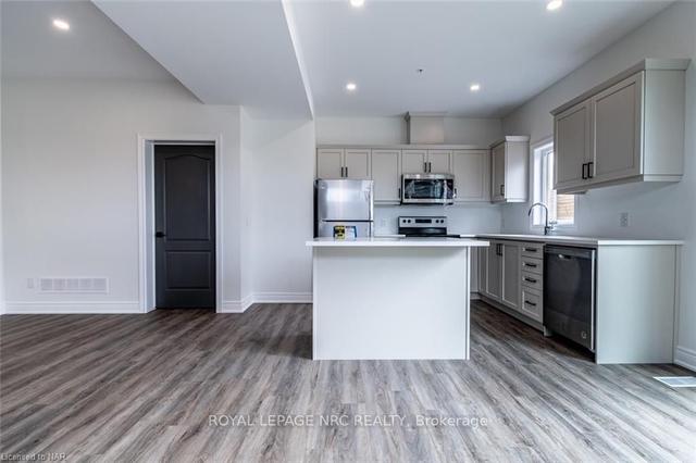 17 - 121a Moffatt St, House attached with 3 bedrooms, 3 bathrooms and 1 parking in St. Catharines ON | Image 3