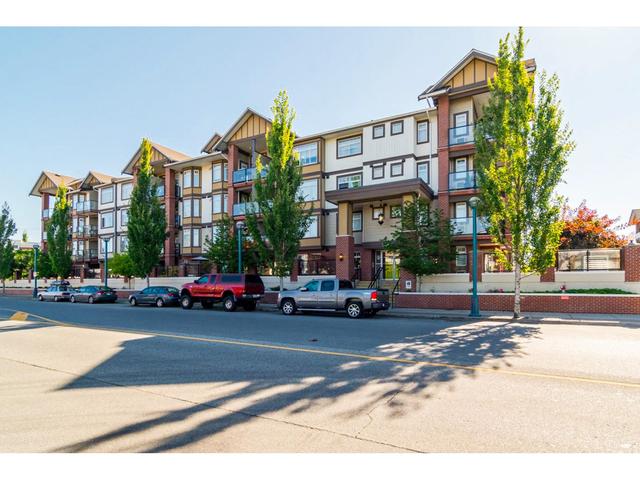 232 - 5660 201a Street, Condo with 2 bedrooms, 1 bathrooms and 2 parking in Langley BC | Image 2