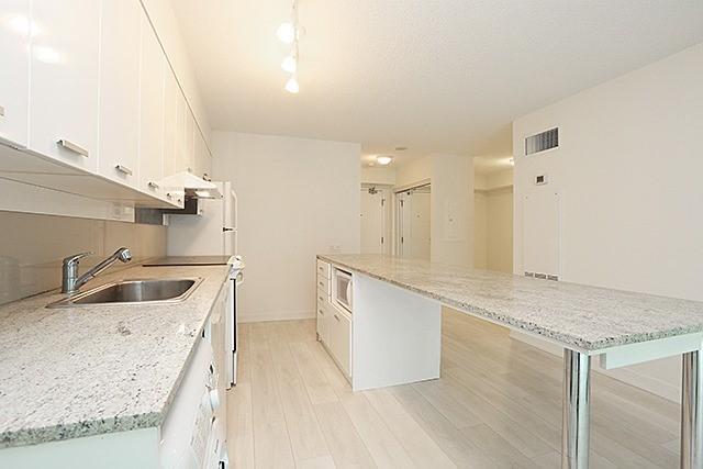 1011 - 15 Singer Crt, Condo with 1 bedrooms, 2 bathrooms and 1 parking in Toronto ON | Image 4