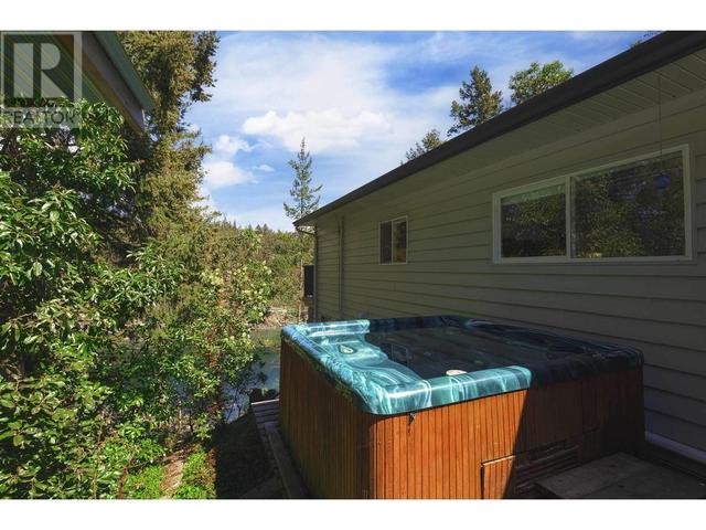5032 Sherman Lane, House detached with 2 bedrooms, 3 bathrooms and 8 parking in Sunshine Coast B BC | Image 5