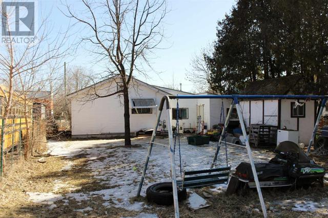 211 Sixth St, House detached with 2 bedrooms, 1 bathrooms and null parking in Rainy River ON | Image 4