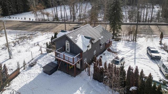 2735 Highway 3b, House detached with 2 bedrooms, 2 bathrooms and null parking in Kootenay Boundary B BC | Image 1