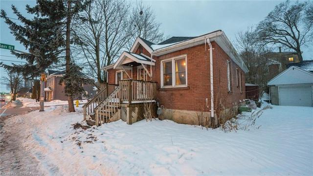 110 Clarence Street, House detached with 4 bedrooms, 2 bathrooms and null parking in Brantford ON | Image 3
