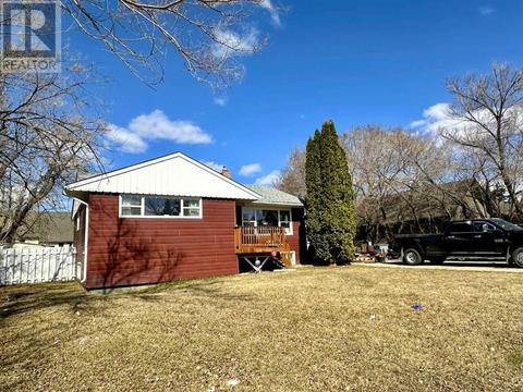 9926 107 Avenue, House detached with 3 bedrooms, 2 bathrooms and 6 parking in Grande Prairie AB | Card Image