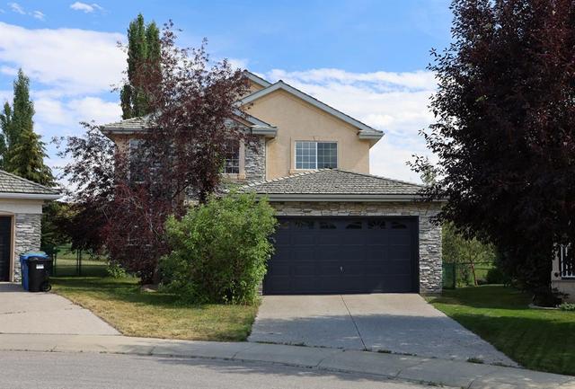 81 Royal Crest Terrace Nw, House detached with 3 bedrooms, 2 bathrooms and 4 parking in Calgary AB | Card Image