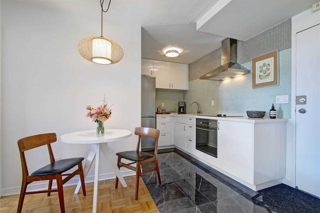 812 - 80 St Patrick St, Condo with 1 bedrooms, 1 bathrooms and 0 parking in Toronto ON | Image 1