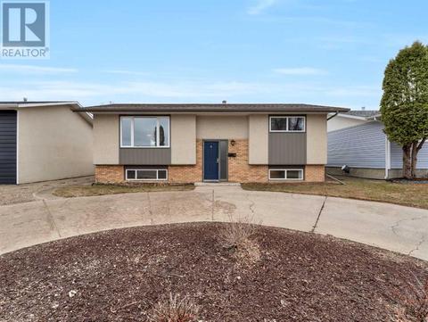 83 Hamilton Court Ne, House detached with 4 bedrooms, 2 bathrooms and 3 parking in Medicine Hat AB | Card Image